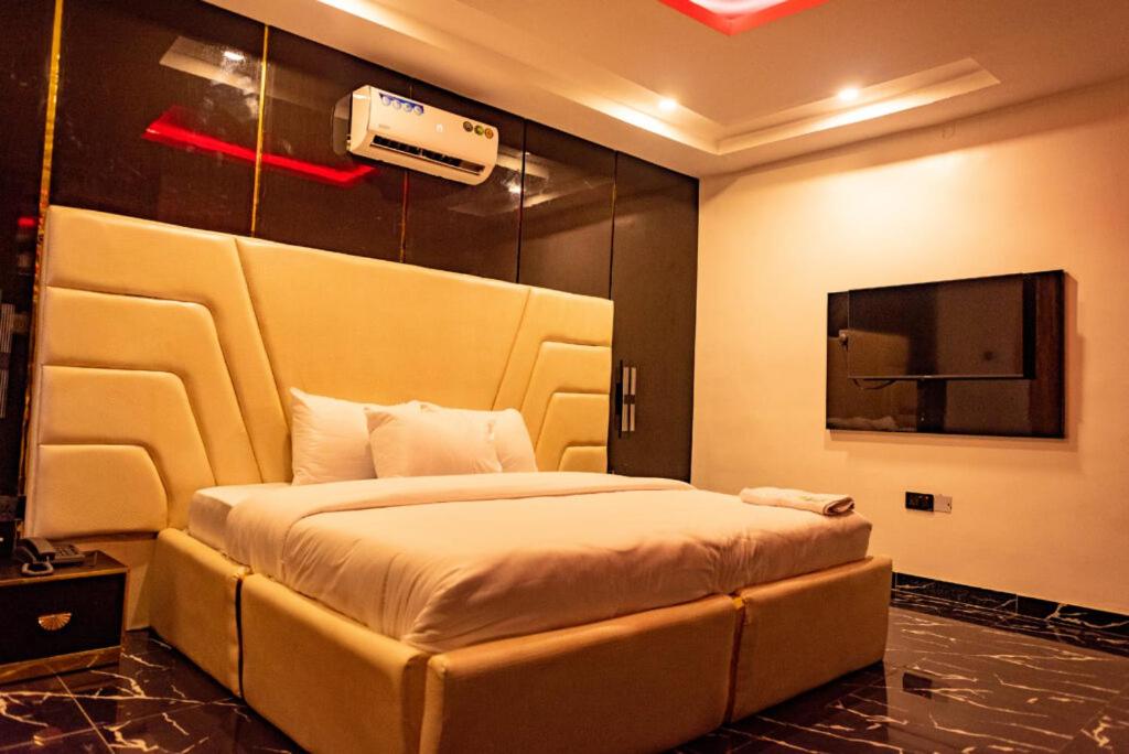 AridaRadiant Hotel and Suites的一间带床和电视的酒店房间