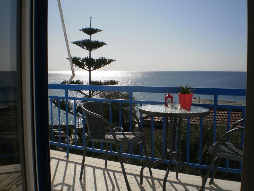阿吉亚玛丽娜Sunrise Flora的一个带桌椅的海景阳台