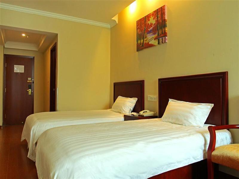 Shangqiu格林豪泰河南省商丘市师范学院文化西路商务酒店的酒店客房带两张床和电话