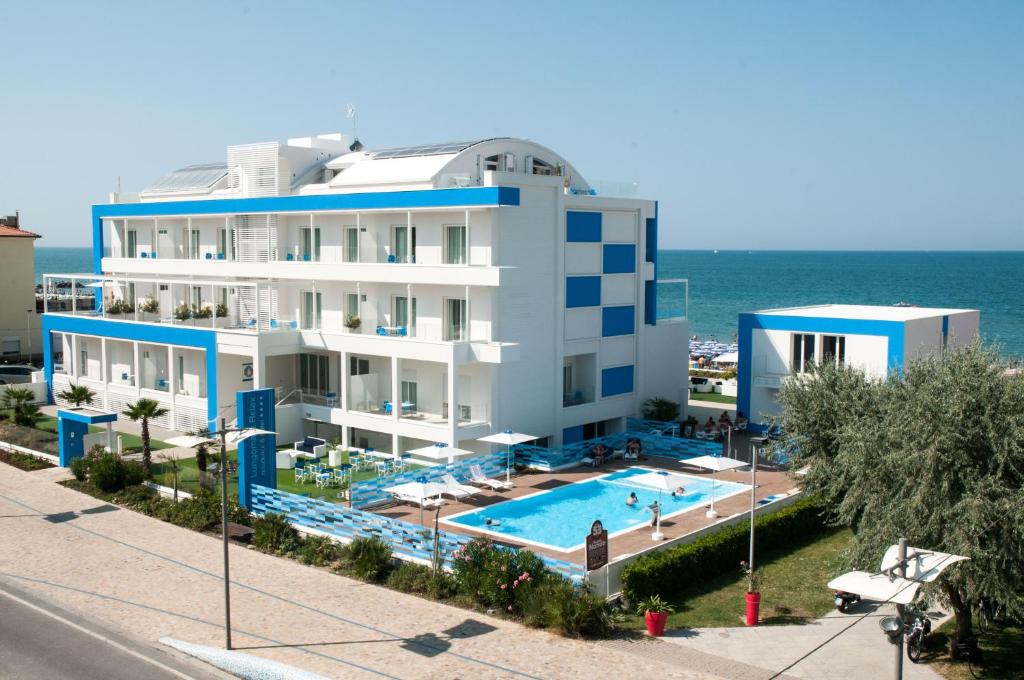 米萨诺阿德里亚蒂科Lungomare Relax Residence的一座带游泳池的建筑,毗邻大海
