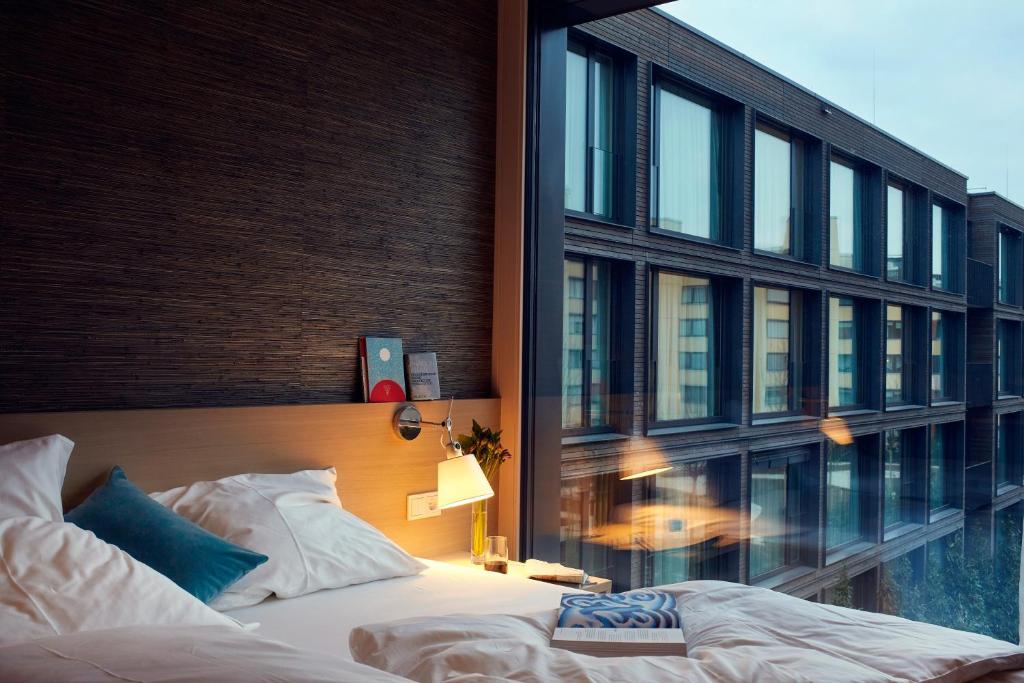 嘉兴贝慕尼黑索尔梅德酒店的一间卧室设有一张床和一个大窗户