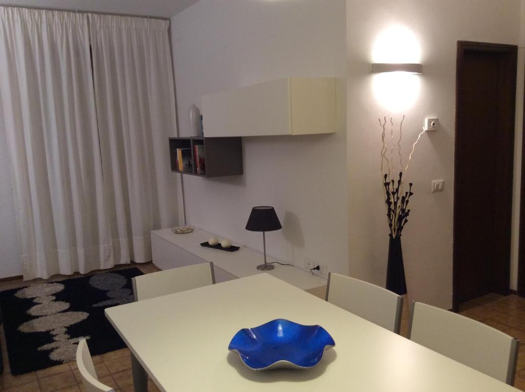 基安奇安诺泰尔梅Appartamento con Vista的一间配备有白色桌椅的用餐室