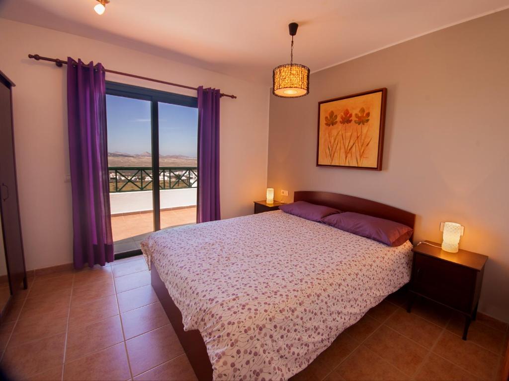特吉塞Casa Claudia的一间卧室设有一张床和一个美景窗户。