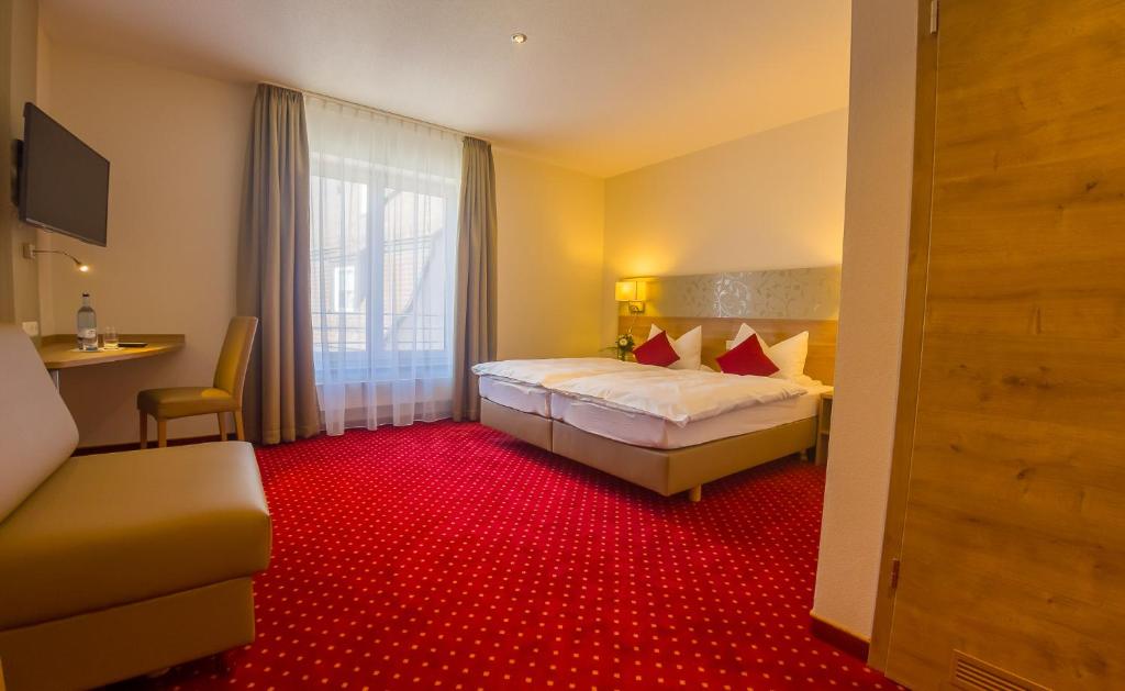 阿尔戈伊地区伊斯尼巴伦餐厅酒店的酒店客房,配有床铺和红地毯