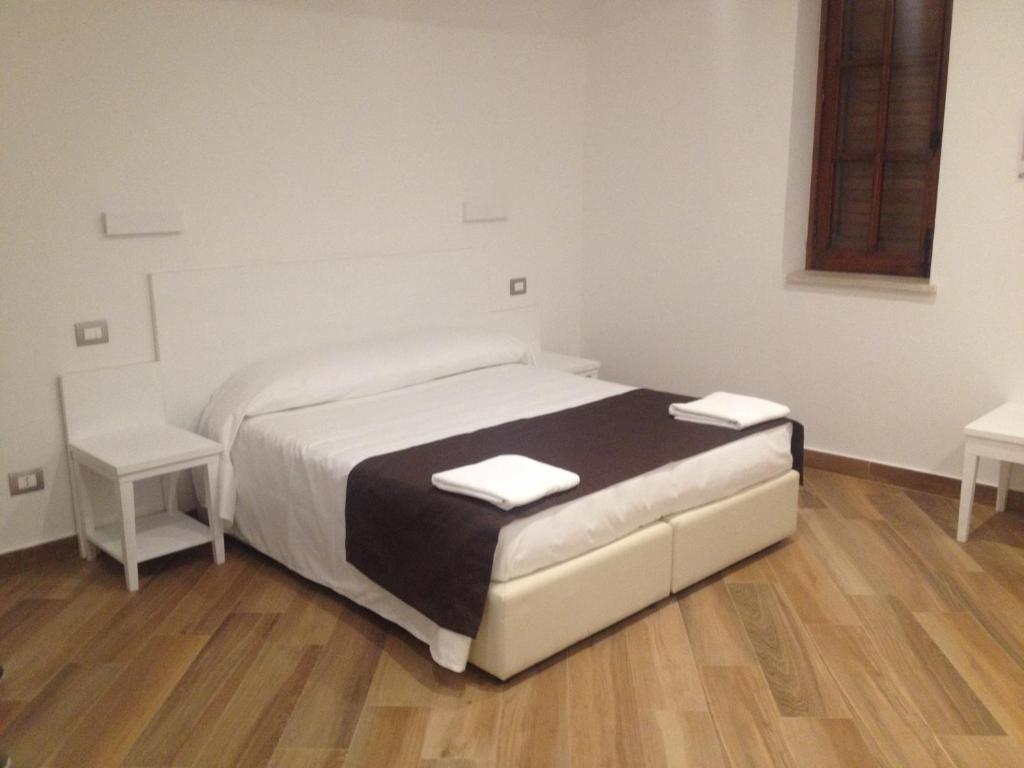 奇尼斯伊尔皮拉塔酒店的一间小卧室,配有一张床和两张桌子