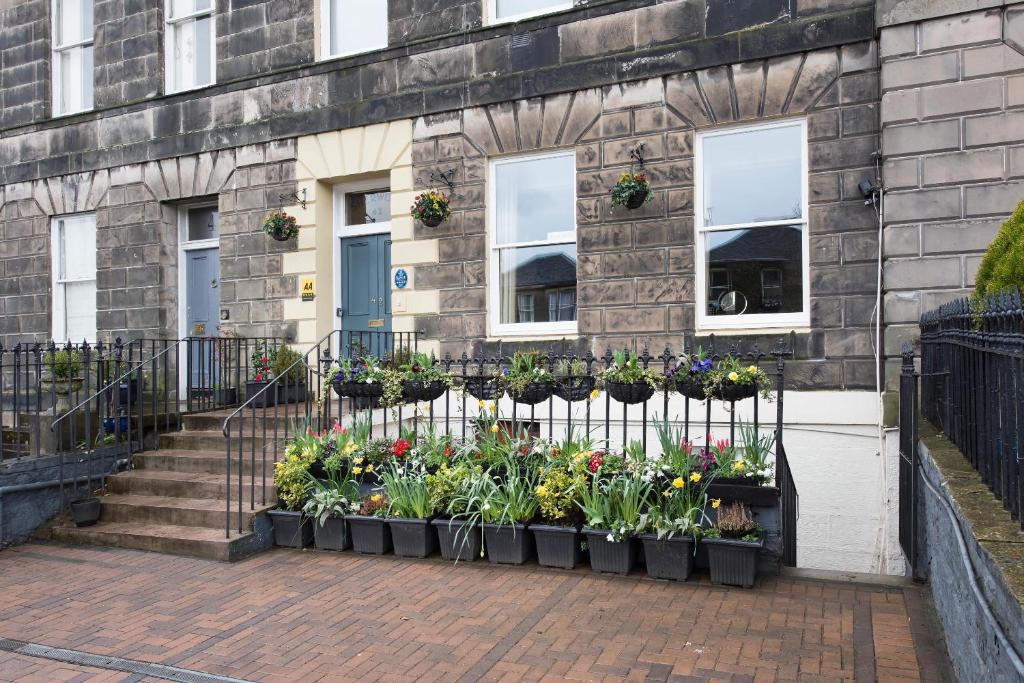 爱丁堡舍伍德宾馆的前面有一堆鲜花的建筑