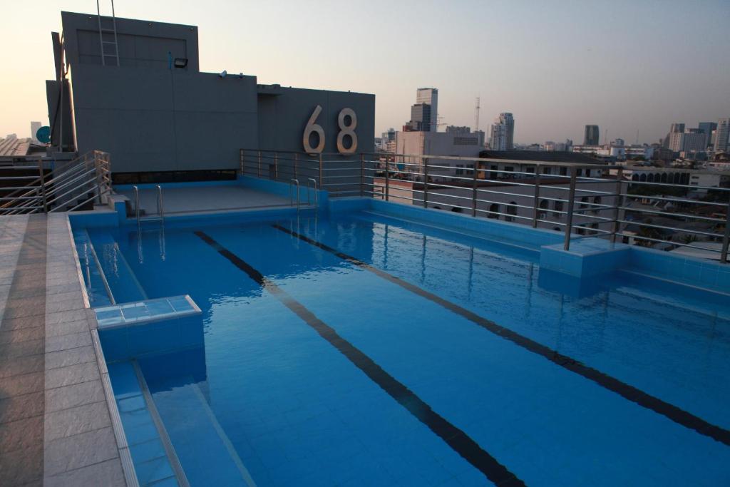 曼谷曼谷68酒店的建筑物屋顶上的游泳池
