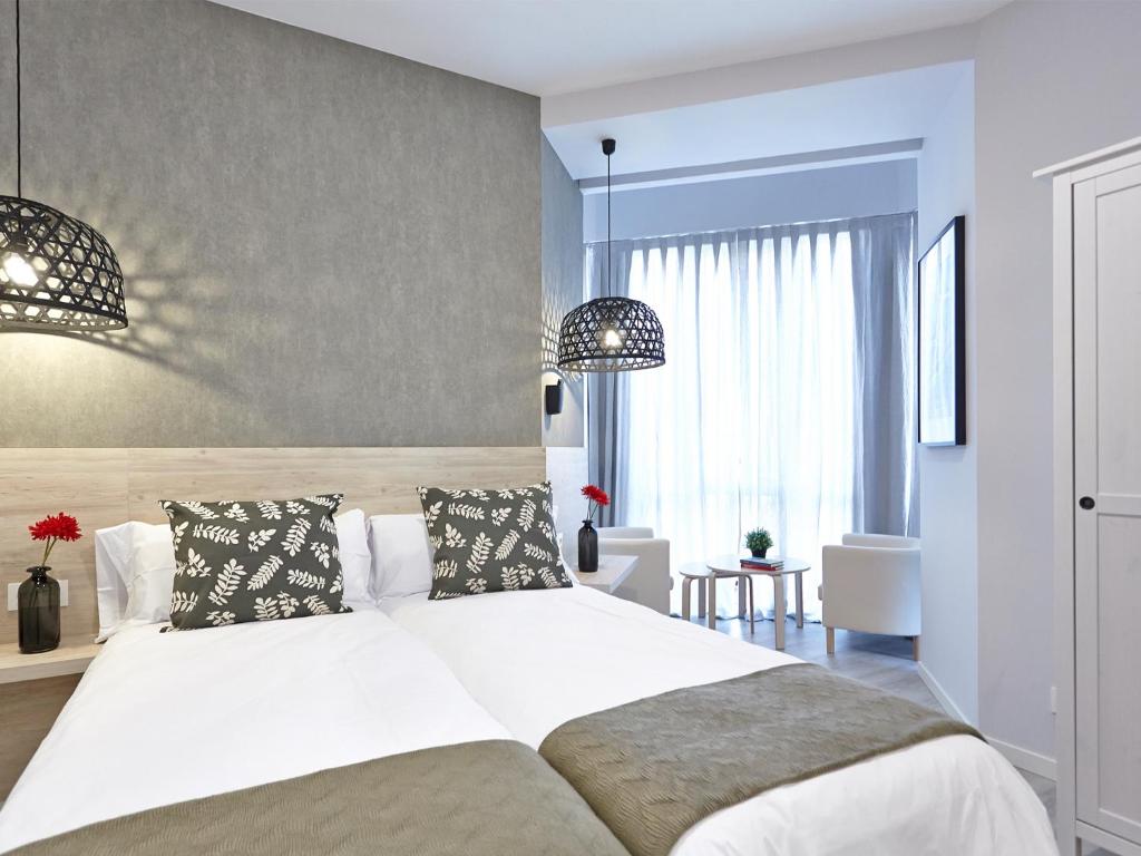 圣塞瓦斯蒂安彭娜弗洛里达旅馆的卧室配有一张带两个枕头的大白色床