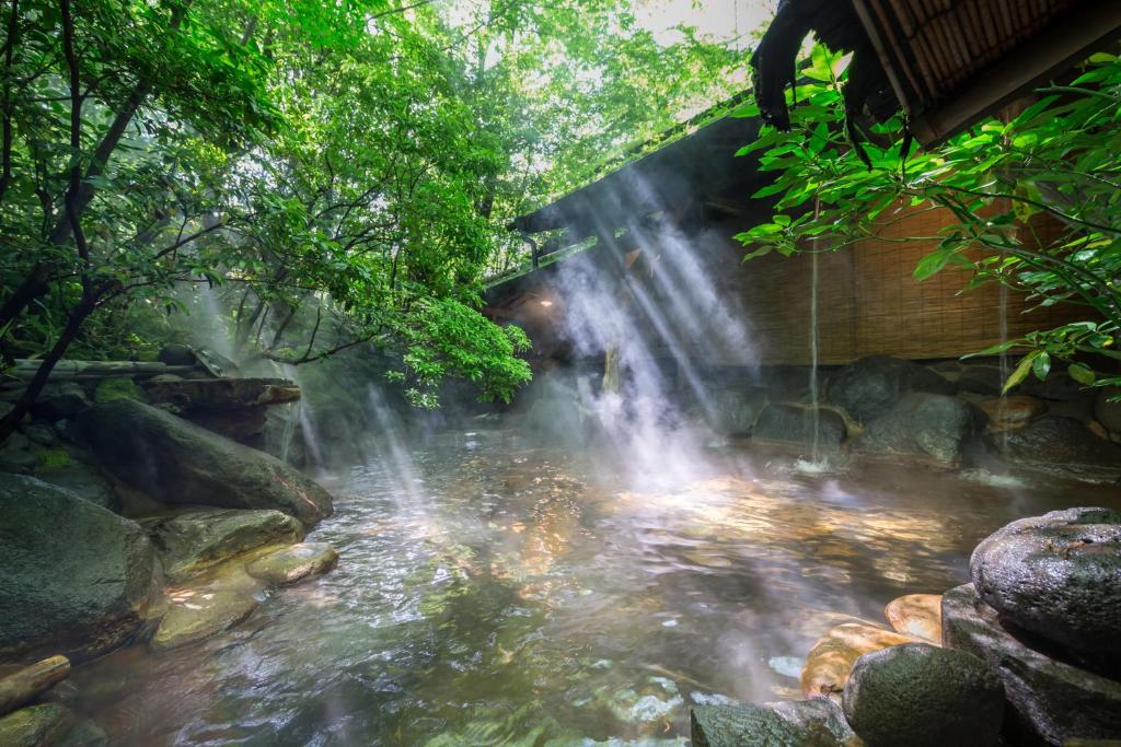 南小国町黑川温泉御宿酒店的溪流中间的瀑布