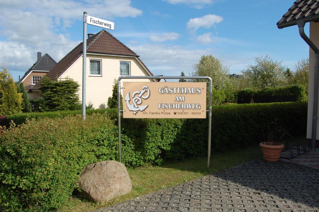 劳特尔巴赫Gästehaus am Fischerweg的建筑前的标志