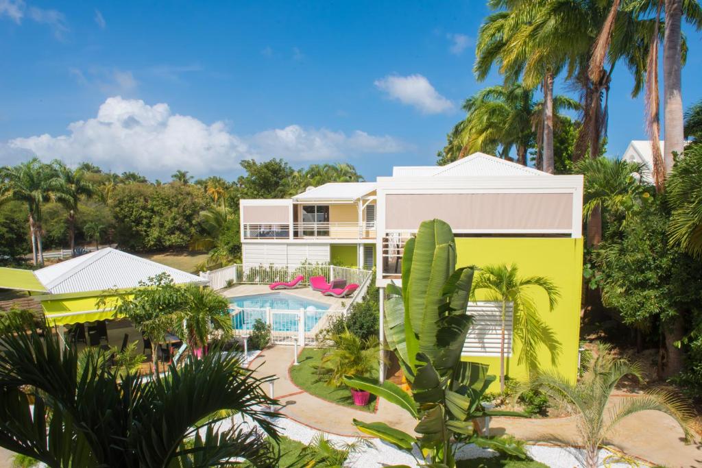 圣弗朗索瓦王室棕榈度假屋的享有带游泳池和棕榈树的房子的景色
