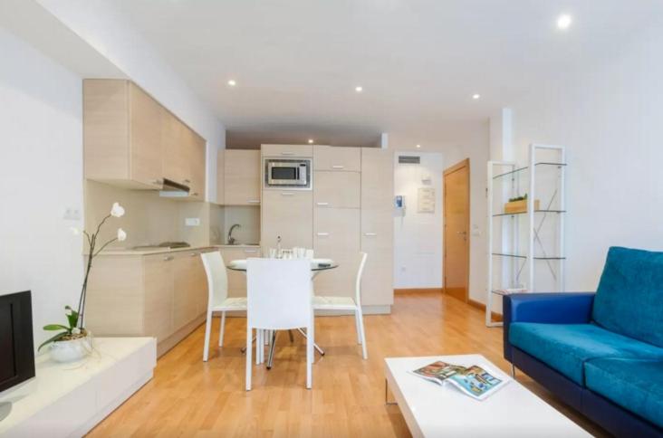 卡斯特利翁-德拉普拉纳卡斯特利翁佩尔戈拉公寓 的客厅配有蓝色的沙发和桌子