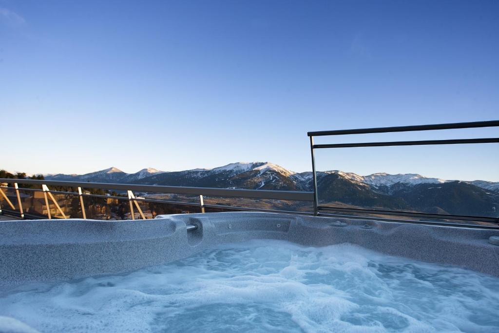 丰罗穆格兰德德特拉酒店的山景按摩浴缸