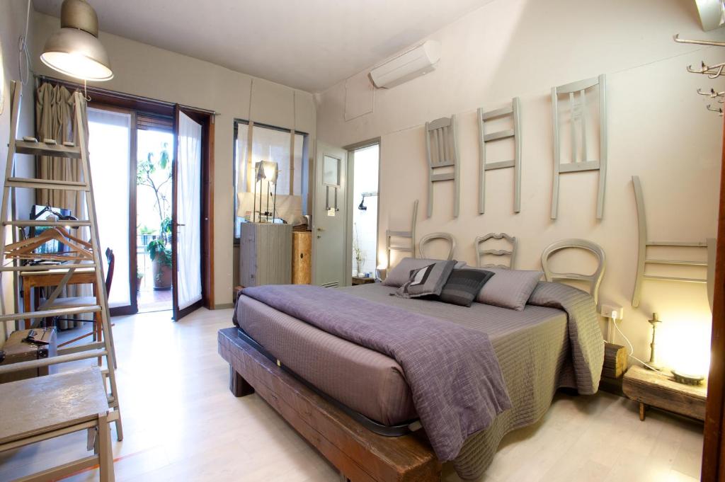 米兰米兰中心床+艺术旅馆的一间卧室设有一张床和梯子