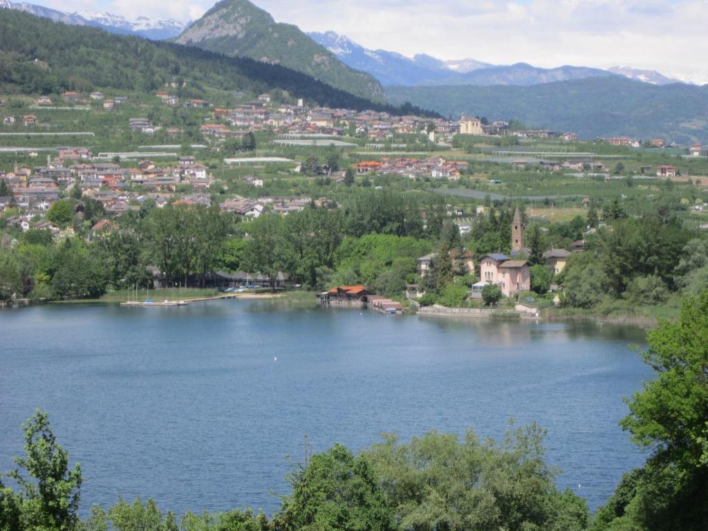 佩尔吉内瓦尔苏加纳Residence Lago Blù的享有湖泊、城镇和山脉的美景