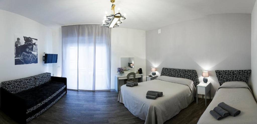 拉文纳科索迪亚兹住宿加早餐旅馆的一间卧室设有两张床、一张沙发和一个窗口