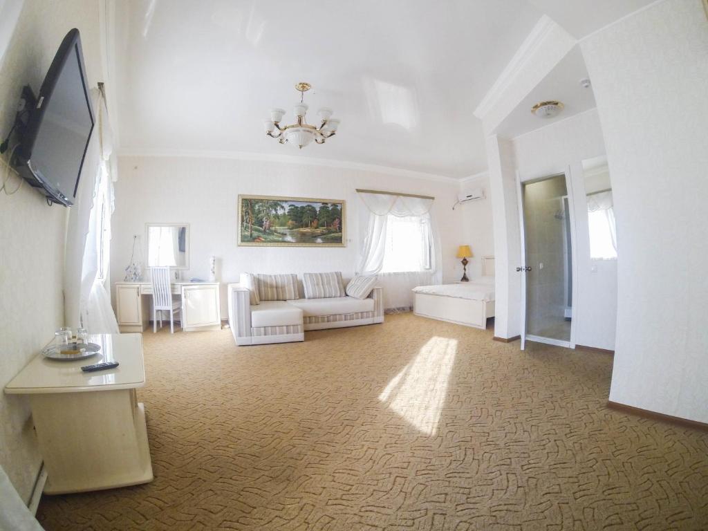 敖德萨嘉临酒店的客厅配有沙发和桌子