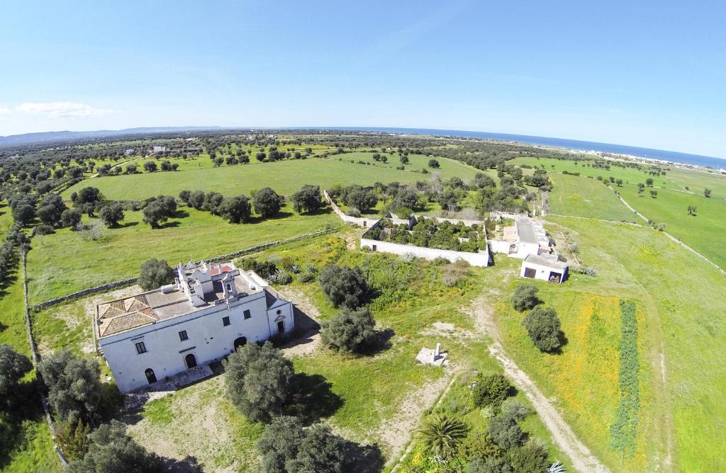 奥斯图尼Masseria Palombara Grande的空中景色,在一片田野上看到一座白色的大建筑