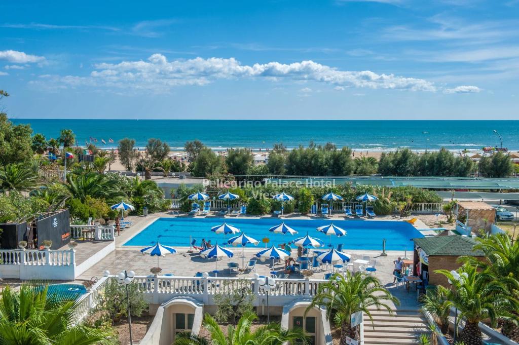 维耶斯泰佩莱格里诺宫俱乐部酒店的享有带游泳池和海洋的度假村的空中景致