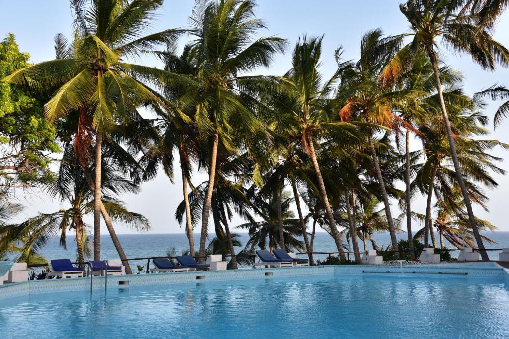 基利菲猴面包树海旅馆的一座棕榈树和海洋游泳池