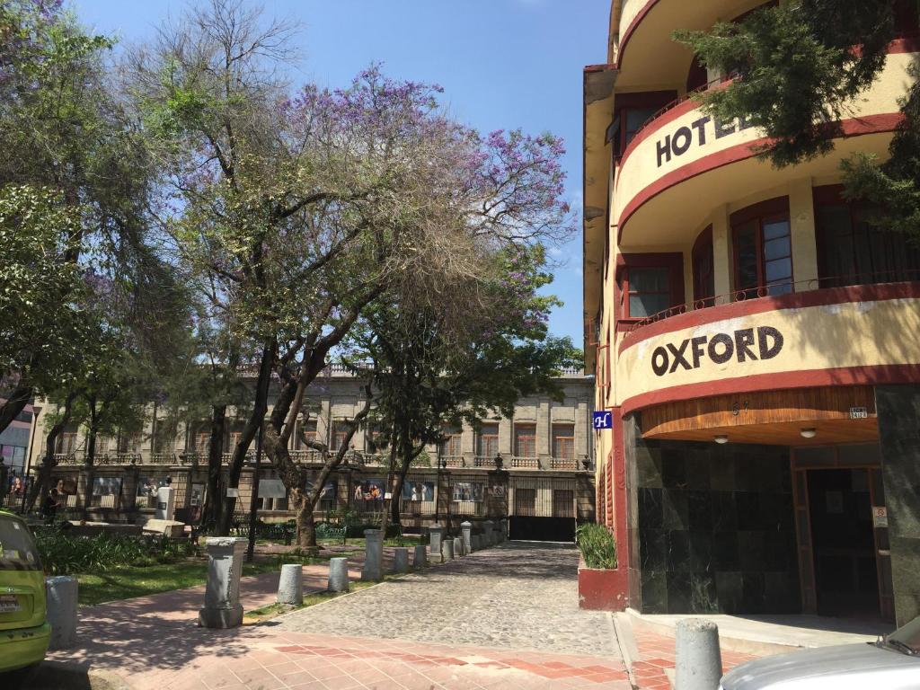 墨西哥城牛津酒店的一座有字牌的建筑,上面写着奥克斯福德