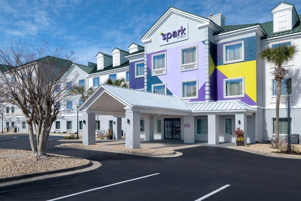 德斯坦Spark by Hilton Destin的街头的西班牙酒店 ⁇ 染