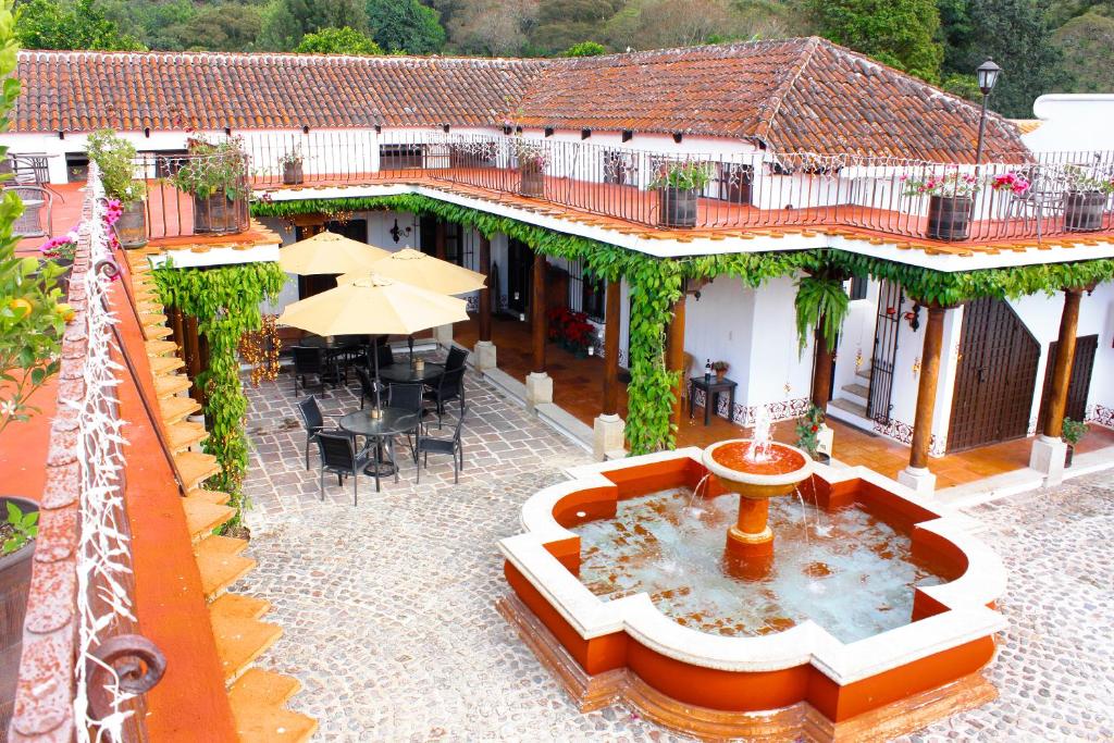 危地马拉安地瓜Villas de la Ermita的庭院中间有喷泉的建筑