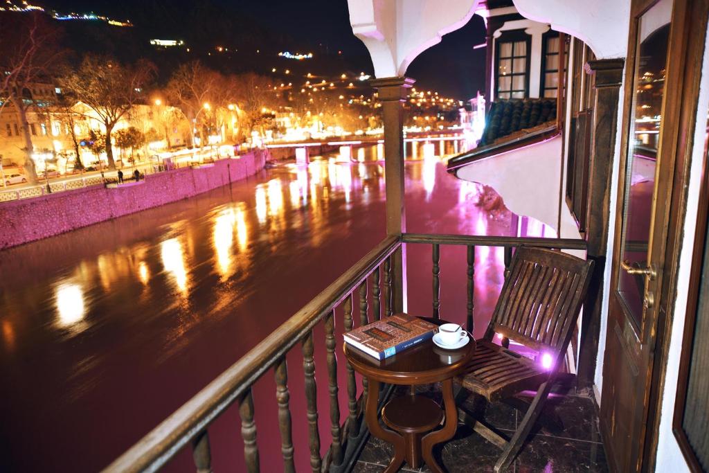 阿马西亚乌鲁汉酒店的阳台配有桌子和书