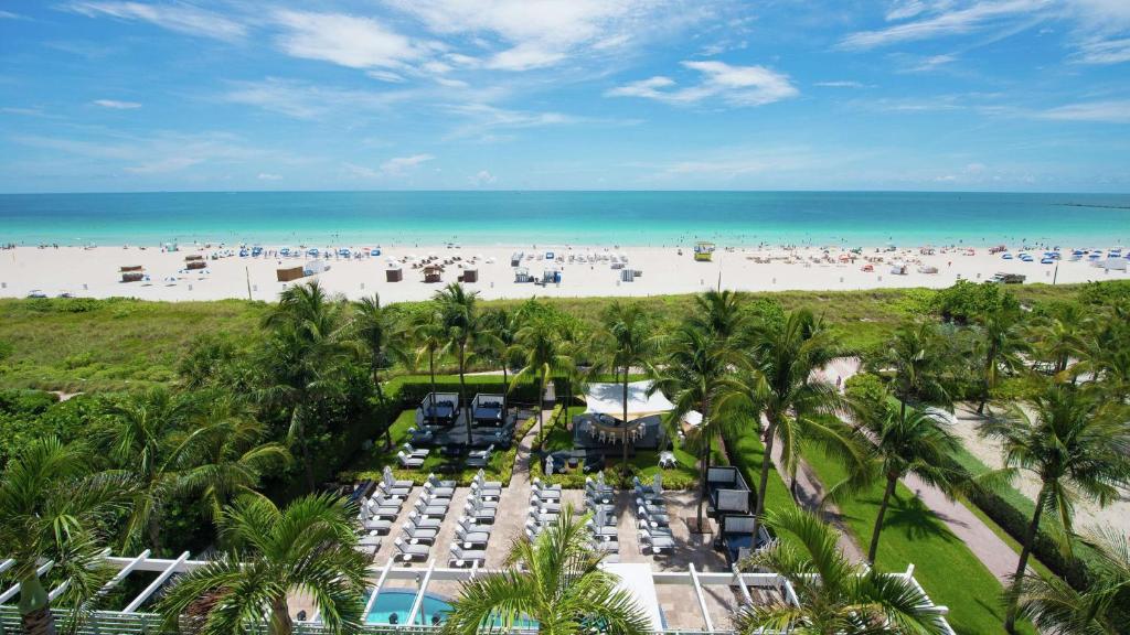迈阿密海滩Hilton Bentley Miami South Beach的棕榈树海滩的空中景致