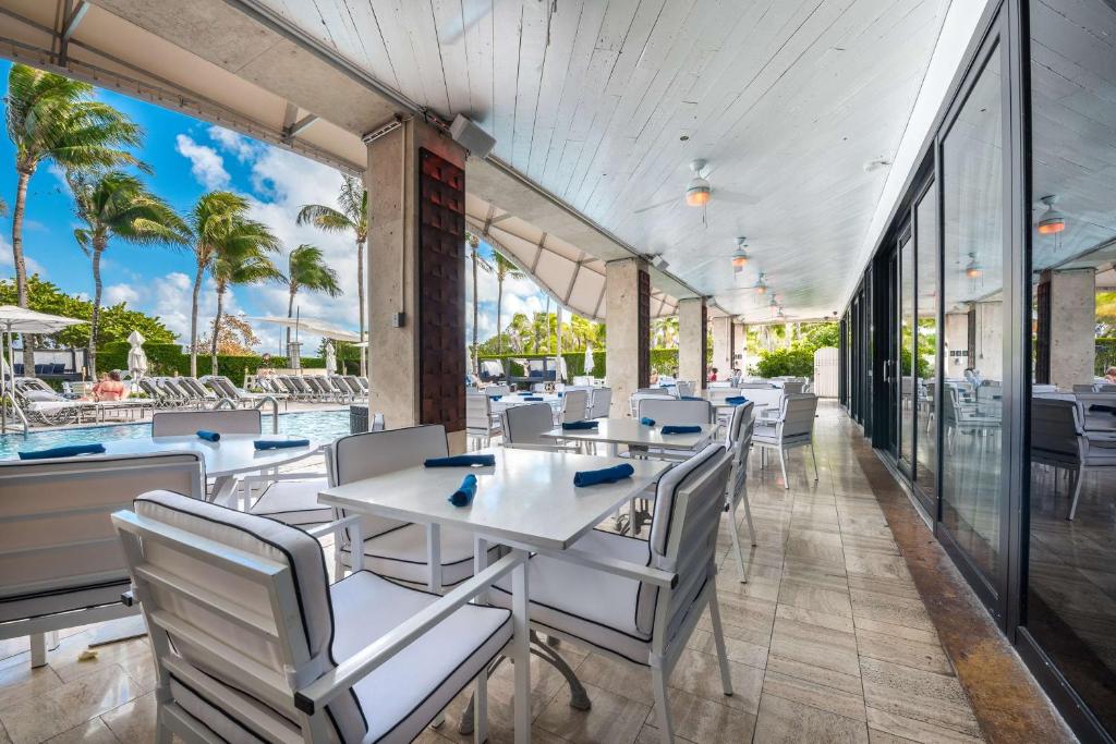 Hilton Bentley Miami South Beach餐厅或其他用餐的地方