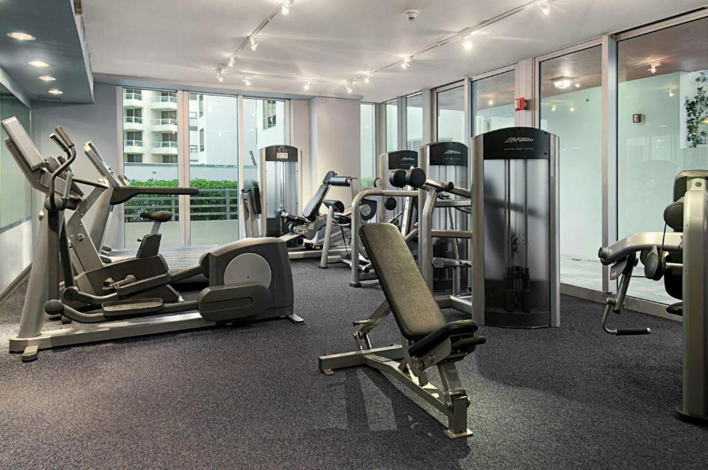 Hilton Bentley Miami South Beach的健身中心和&#47;或健身设施