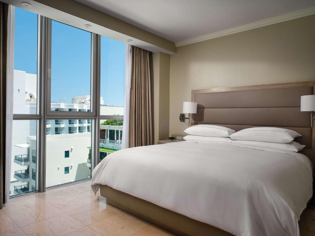 Hilton Bentley Miami South Beach客房内的一张或多张床位