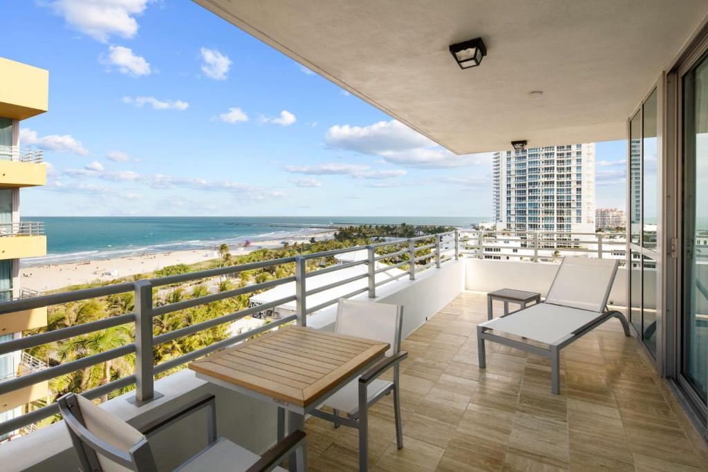 Hilton Bentley Miami South Beach的阳台或露台