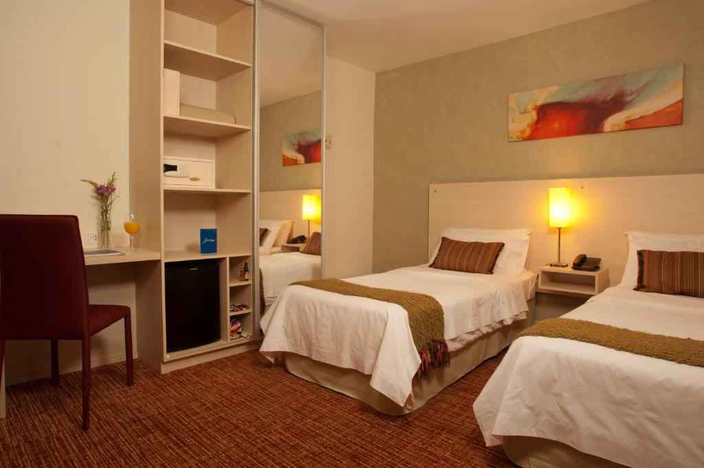 乌斯怀亚德洛斯安第斯酒店的酒店客房配有两张床和一张书桌