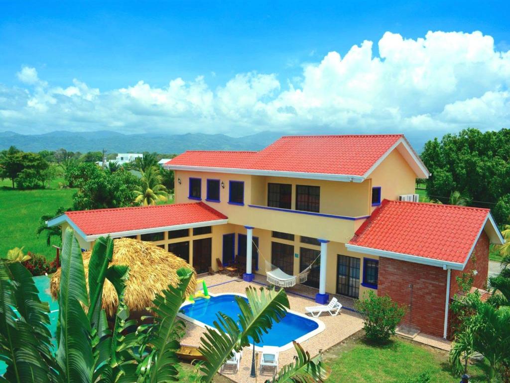 特拉Casa Lila的享有带游泳池的房屋的空中景致
