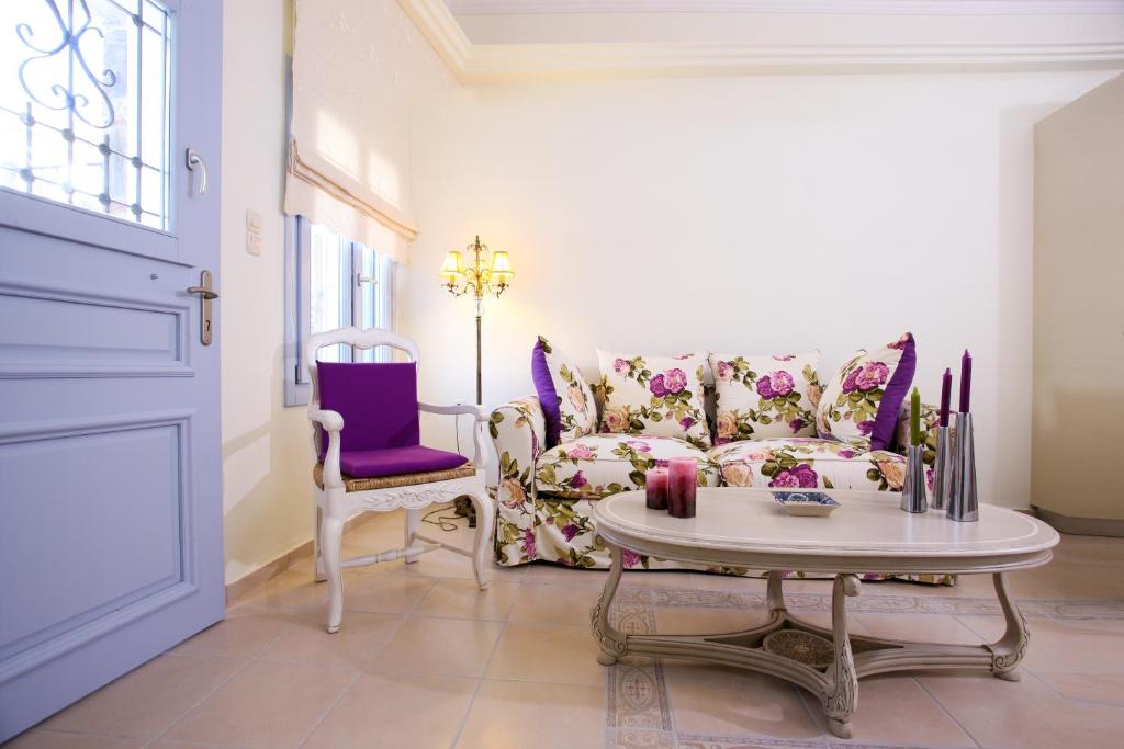 罗查基恩Aegean Diamonds Boutique Villas的客厅配有沙发和桌子