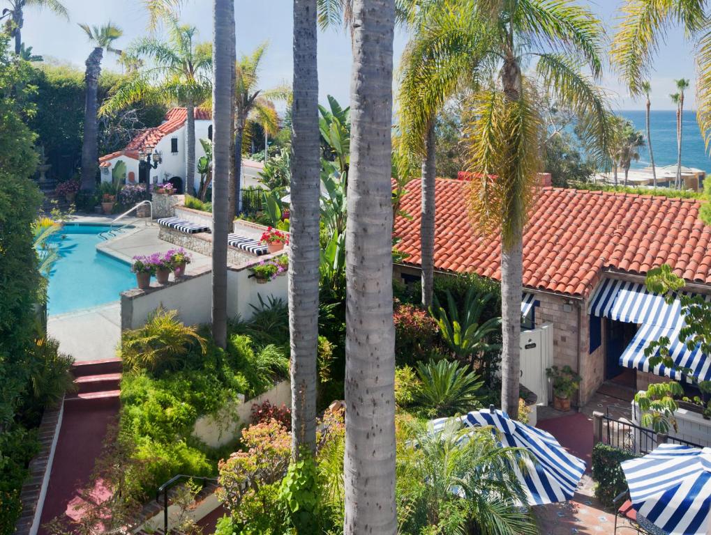 拉古纳海滩拉古纳酒店&Spa中心的享有带游泳池和棕榈树的别墅的空中景致