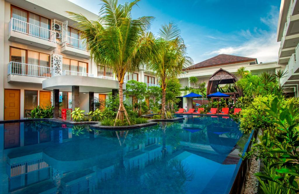 沙努尔阿维安华美伦酒店 的度假村游泳池的图片