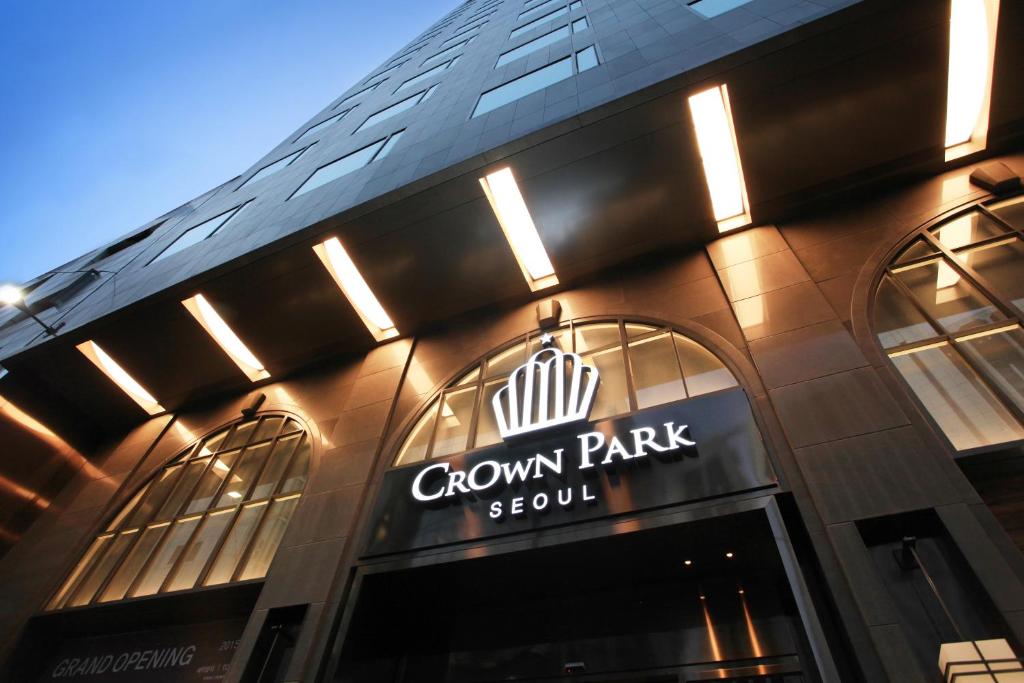 首尔Crown Park Hotel Seoul Myeongdong的商店前有标志的建筑物