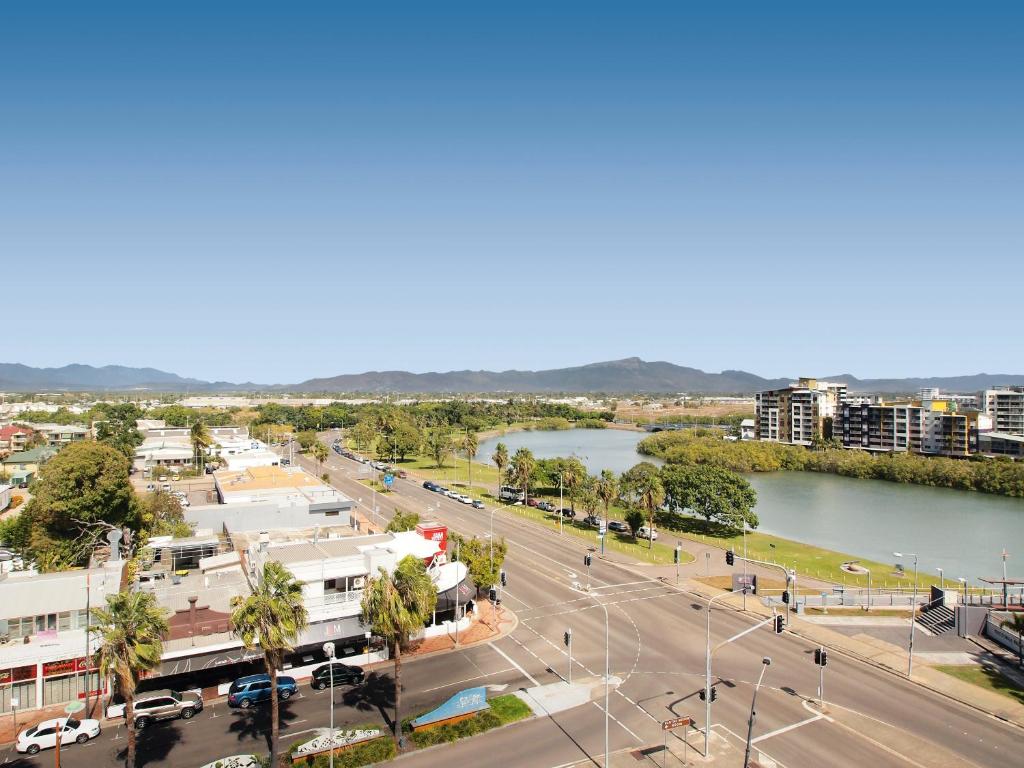 汤斯维尔Oaks Townsville Gateway Suites的城市的空中河景