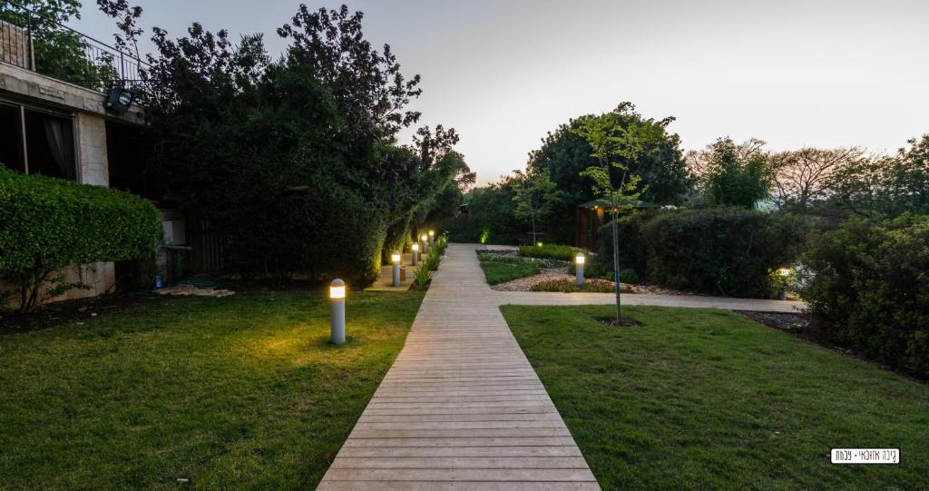 贝特莱切姆哈格利利特穆尔哈亚尔乡村民宿的花园中的一个有灯光的走道
