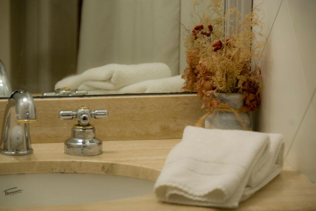 埃斯特角城Bagu Villa de Mar的浴室水槽配有镜子和毛巾
