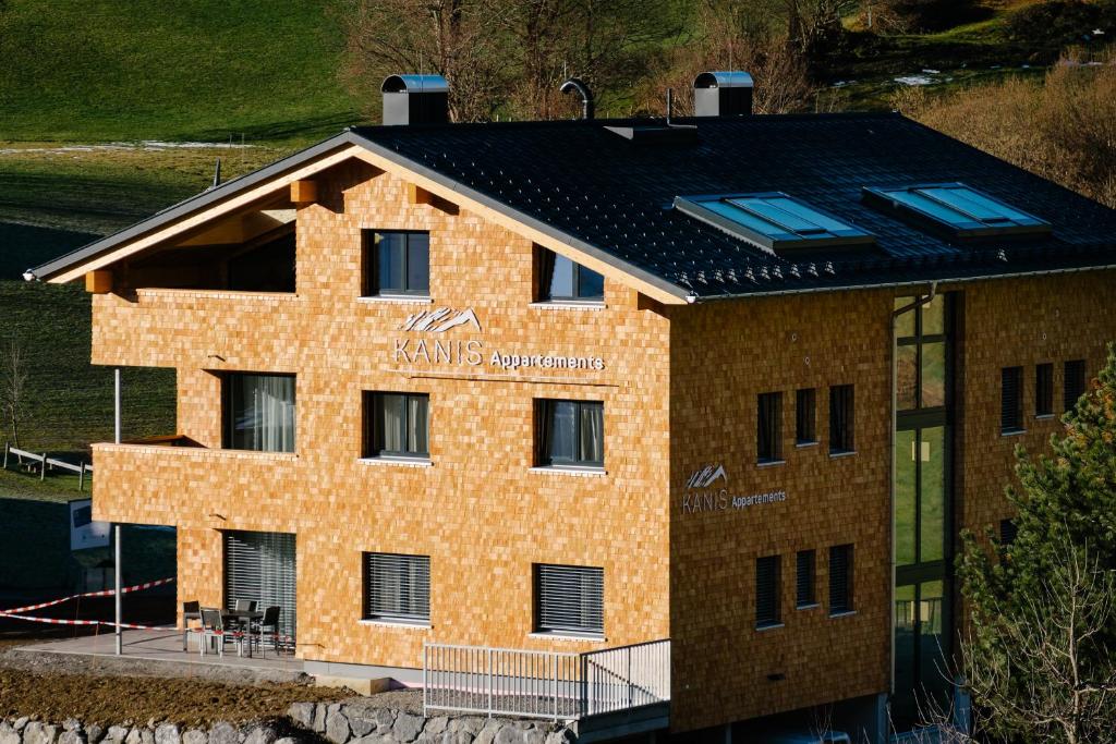 施科佩尔瑙Kanis Appartements的一座建筑的顶部设有太阳能电池板