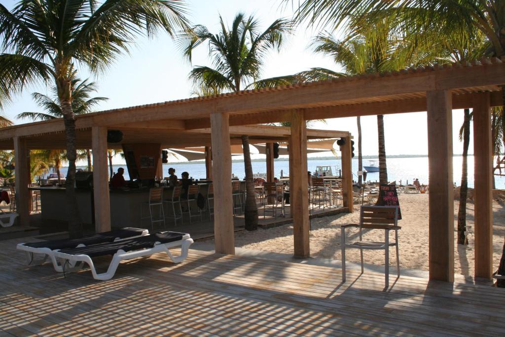 克拉伦代克伊甸海滩度假村 - 博内亚的海滩上带桌椅的凉亭