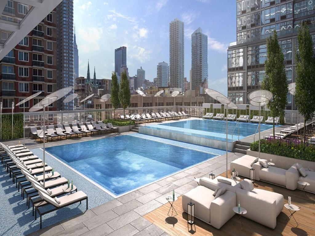 纽约天空全球豪华套房公寓的建筑物屋顶游泳池的 ⁇ 染