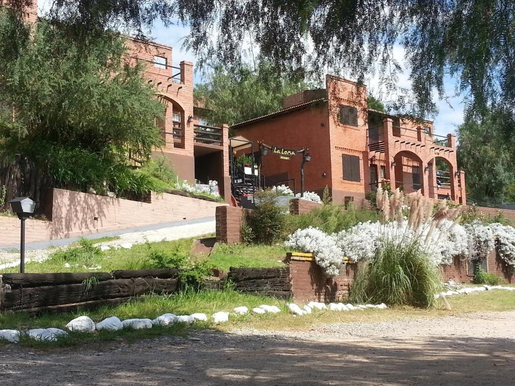 梅洛La Loma Resort的前面有白色花的大砖建筑