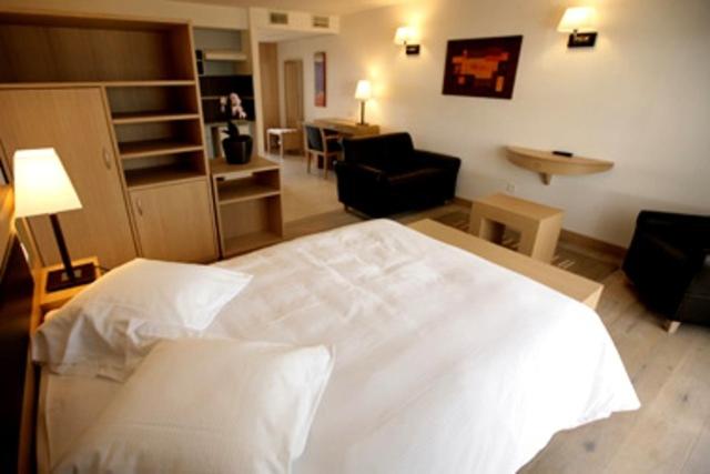 索西姆伊斯帕之家酒店的一间带白色床的卧室和一间客厅