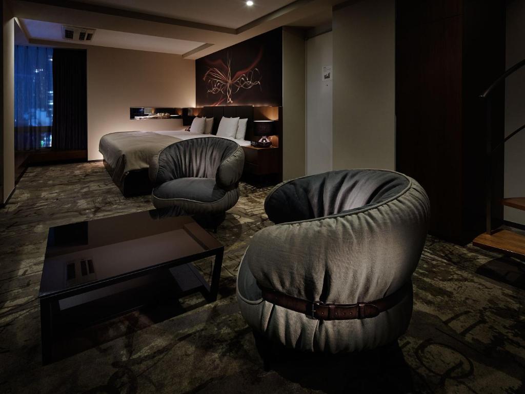 东京格兰贝尔酒店的酒店客房带两把椅子和一张床