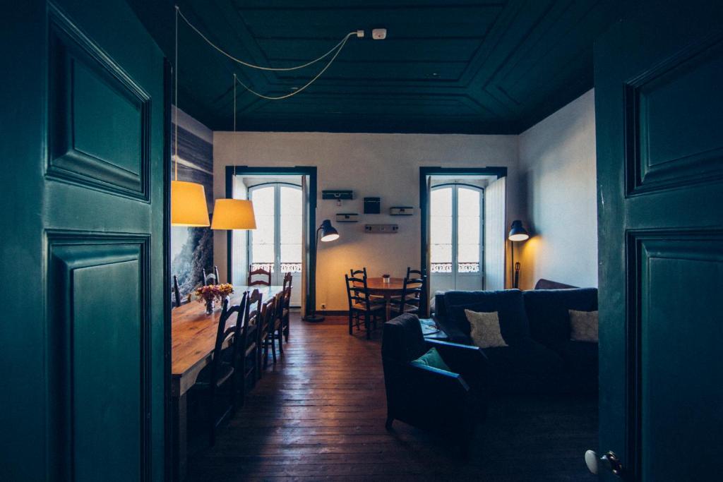拉戈斯达胡特精品旅舍的带沙发的客厅和用餐室