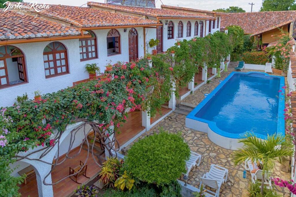 格拉纳达Hotel La Posada del Sol的一座带游泳池的房子的图象